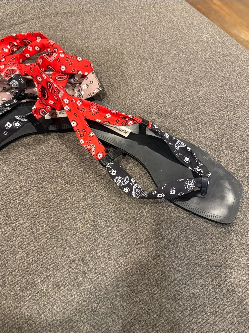 Steve Madden Sasher bandana print wrap-around thong sandals Women size 8 - Picture 6 of 9
